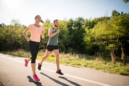 What does sport make people. Бег трусцой (Джоггинг). Человек на пробежке. Легкая пробежка. Пробежка на свежем воздухе.